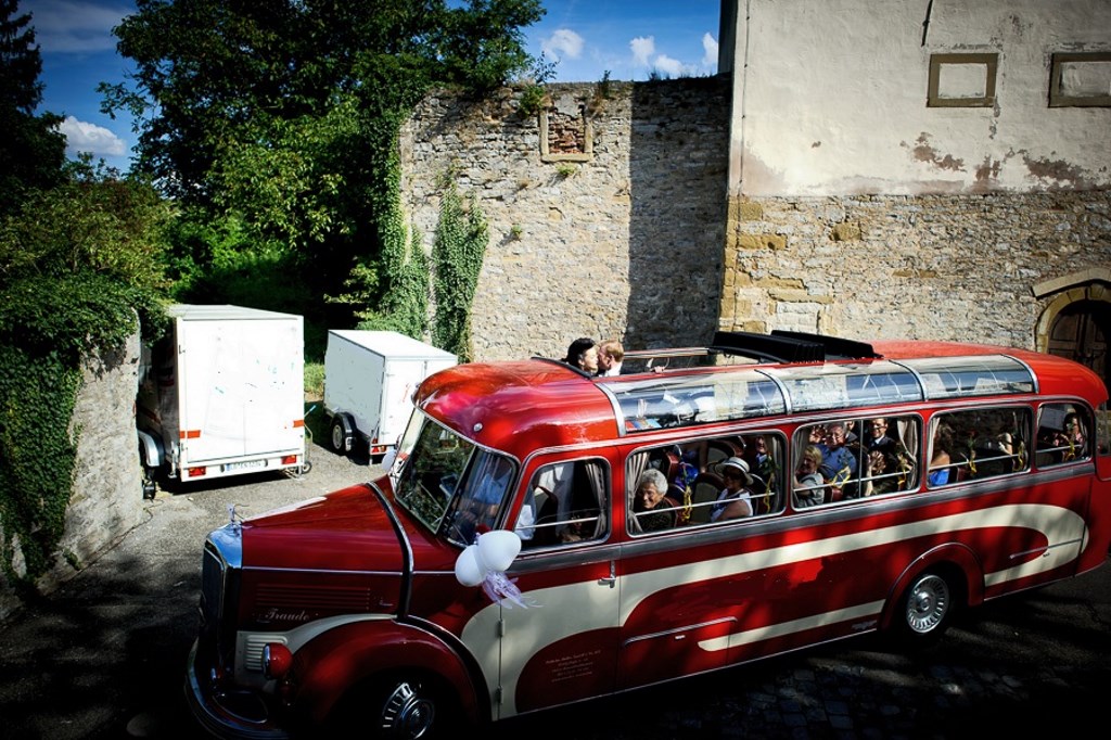 Oldtimerbus mit Hochzeitsgesellschaft