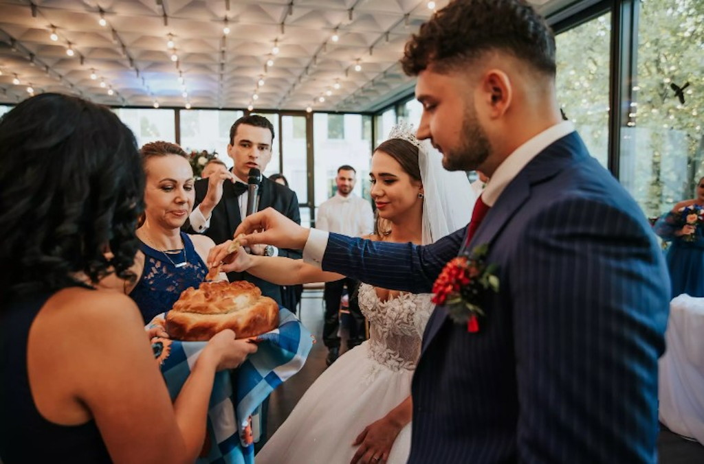 Karawaj-Tradition (Brot und Salz) bei einer multikulturellen Hochzeit in Heilbronn