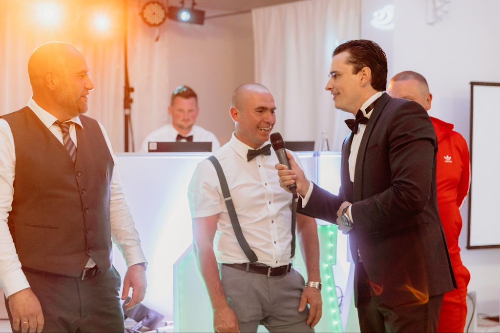 Moderator interviewt einen Gast mit Mikrofon bei einer multikulturellen Hochzeit in Heilbronn